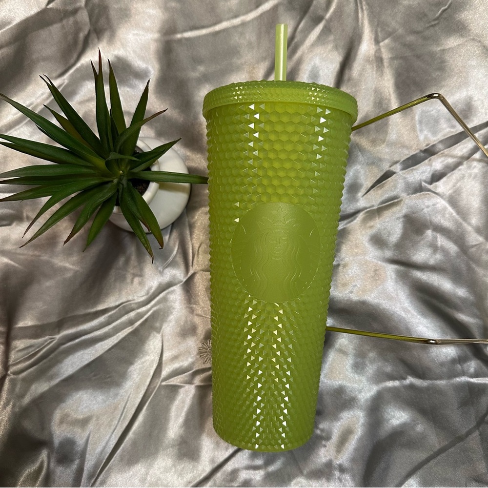 🌹Starbucks • Vibrant 25oz Glow in the Dark Lime Green Tumbler •